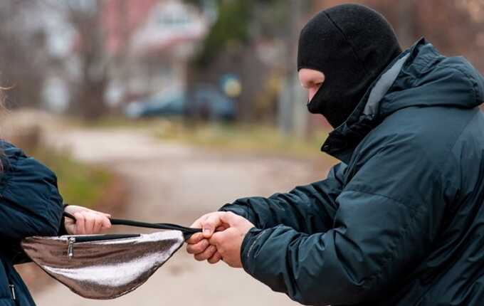 В Москве грабитель после нападения на бабушку вернул ей 200 рублей из жалости