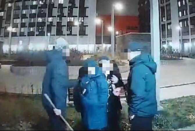 В Москве двое мужчин поставили на колени и избили группу подростков