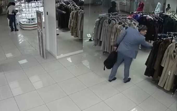 Мужчина украл дорогую шубу с витрины московского магазина