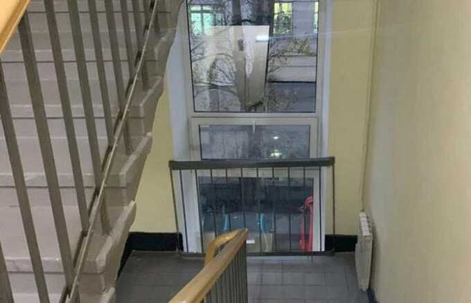 Двоих подростков в Москве заставили вымыть 17 этажей после того, как они сорвали наклейку и помочились в подъезде