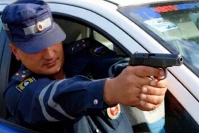 Российские полицейские применили табельное оружие для задержания водителя