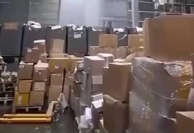 В подмосковном Коледино сотни товаров затопило на одном из крупнейших складов Wildberries