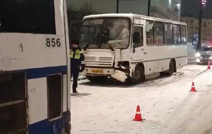 В центре Екатеринбурга столкнулись два автобуса: есть пострадавшие