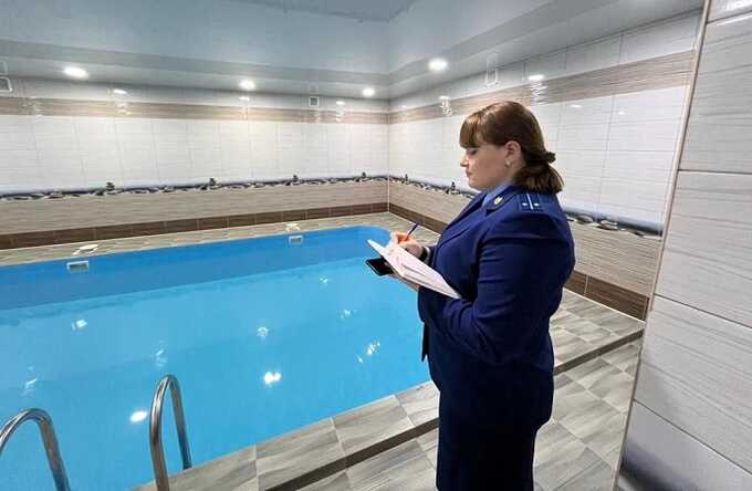В России трое детей попали в больницу после купания в бассейне