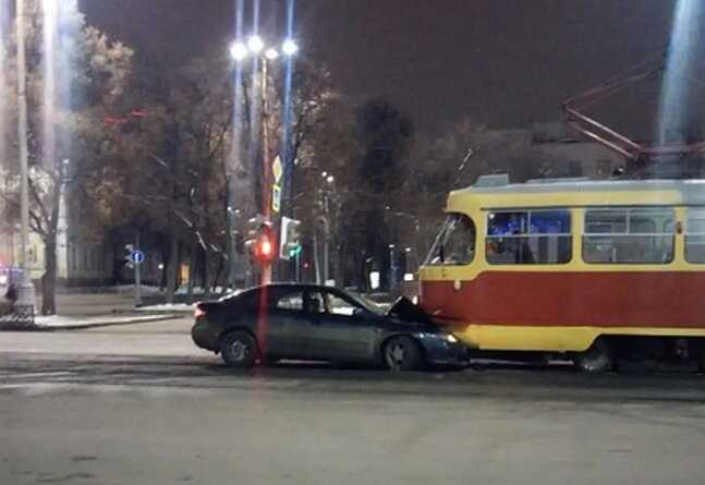 В Екатеринбурге легковушка протаранила трамвай