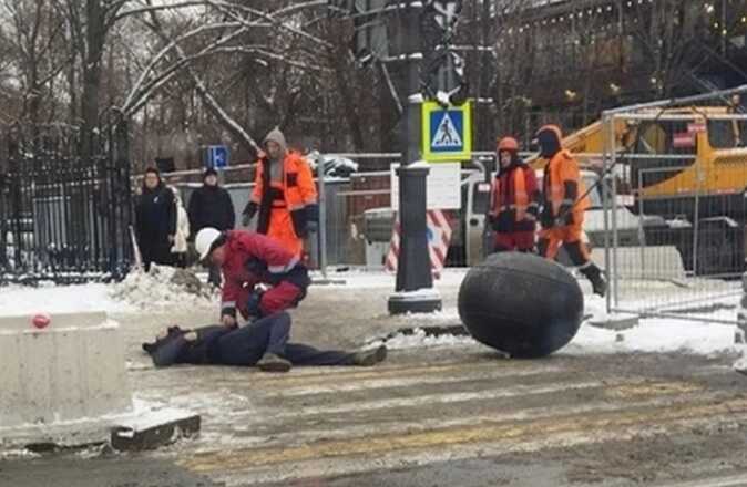 В Петербурге прохожего сбил вылетевший из трубы огромный чёрный резиновый шар