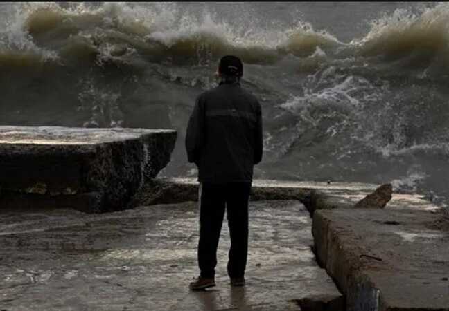 В Новороссийске тело мужчины с пробитой головой вынесло на берег во время шторма