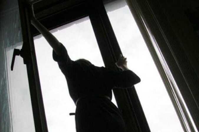 Жительница Петербурга выпрыгнула из окна в попытке спастись от насильника