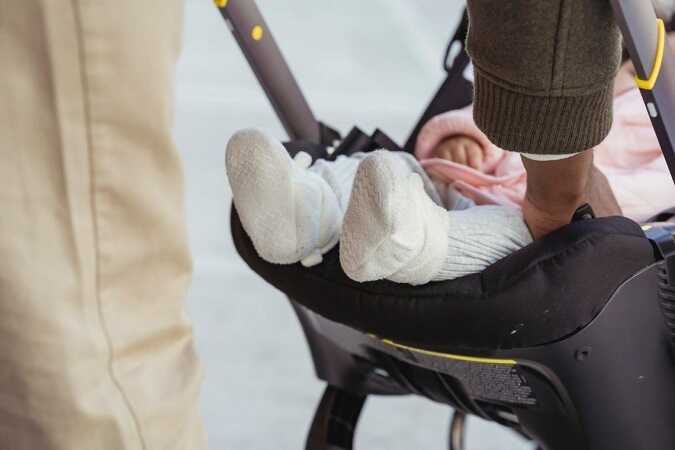 В Магнитогорске водитель едва не сбил коляску с ребёнком