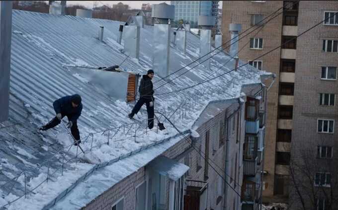 В центре Москвы коммунальщики разбили автомобиль каршеринга во время уборки снега