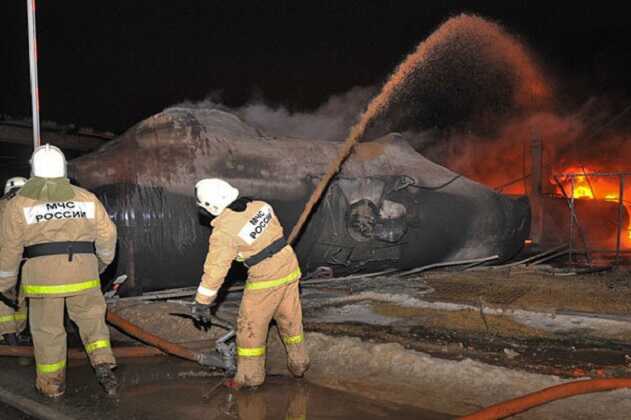 Цистерна с топливом загорелась во время движения грузового поезда в Бурятии