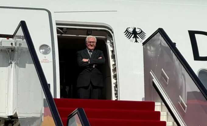 Полчаса на жаре с недовольным лицом: Президента Германии забыли встретить в аэропорту Катара