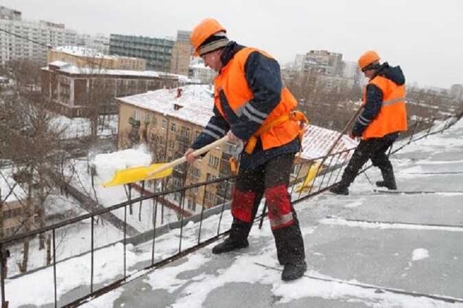 Коммунальщики в центре столицы чистили крыши от снега на припаркованные автомобили