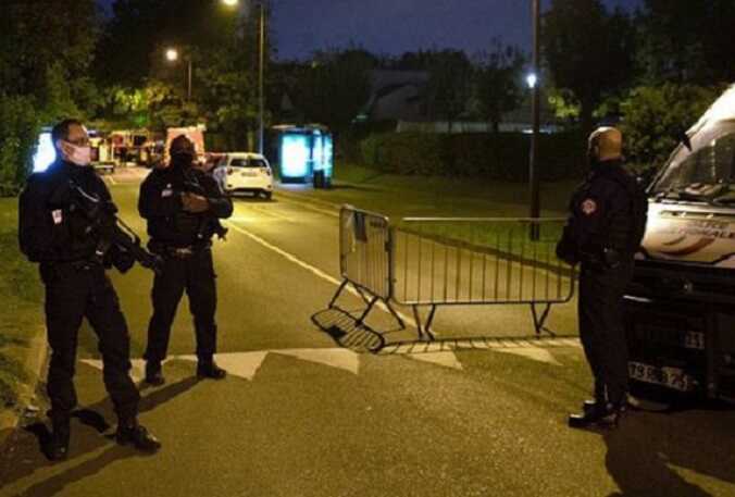 Мужчина, напавший на туристов в Париже, ранее был замечен с террористом, который обезглавил учителя французского языка