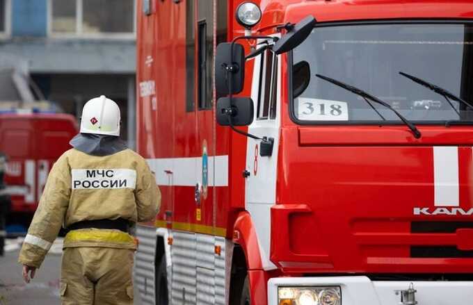 Двое детей оказались заблокированы в горящей квартире в 17-этажном доме в Москве