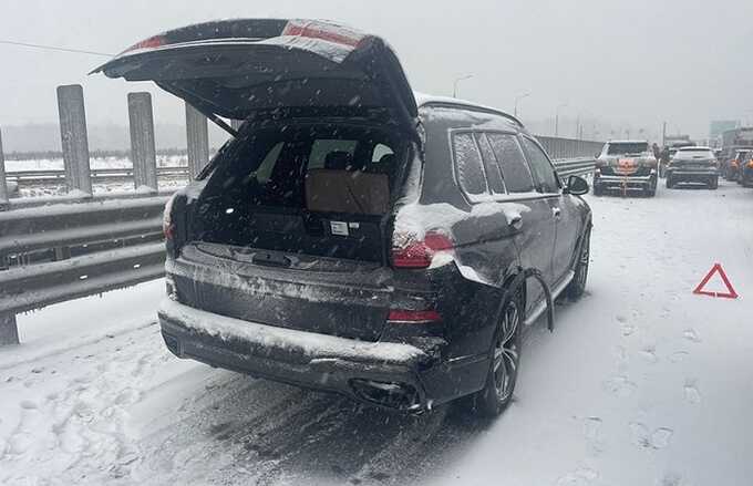 На Новорижском шоссе в Подмосковье столкнулись 20 автомобилей