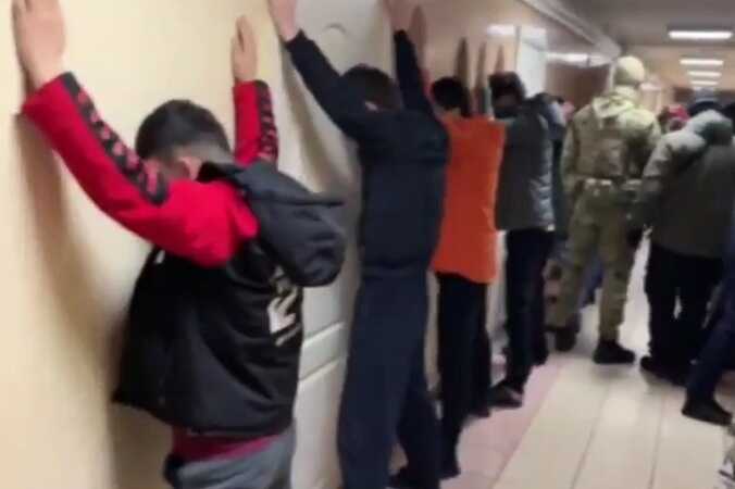 После нападения иностранцев на российских студентов в общежитии прошли обыски