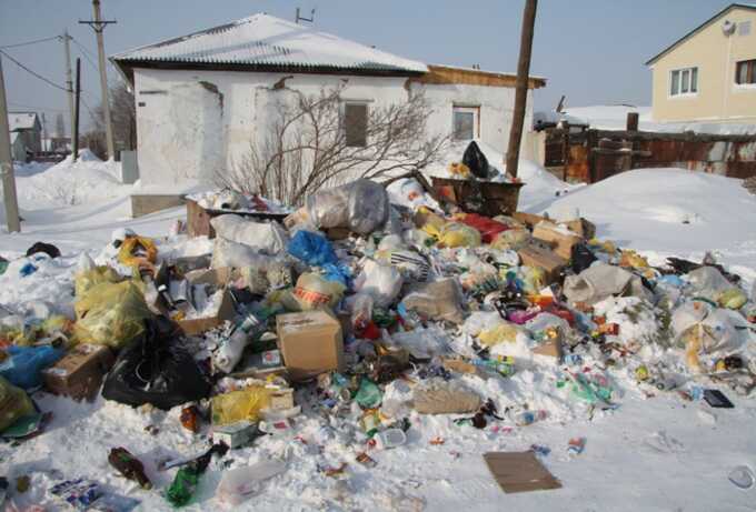 Коммунальщики в центре Москвы раскладывают мусор по сугробам для фотоотчёта по работе