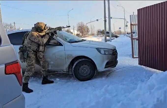 Мужчина открыл стрельбу по людям в Рязанской области, убит полицейский