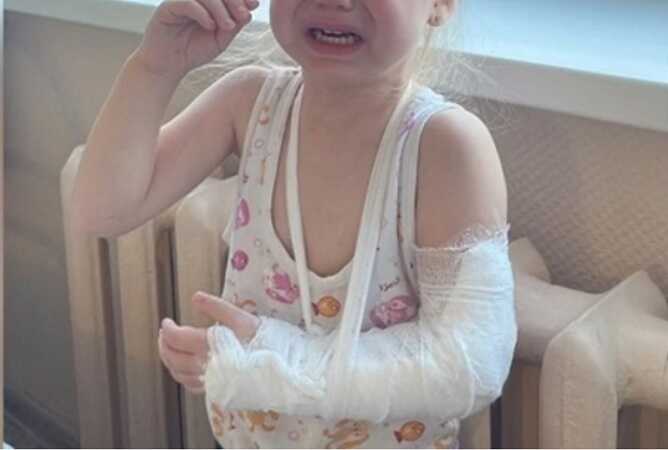 В Свердловской области воспитательница одним движением травмировала девочку и попала на видео