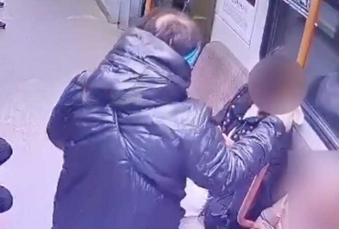 Драка пенсионерки и молодой россиянки в вагоне метро попала на видео