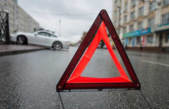 В центре Екатеринбурга водитель на Land Rover устроил ДТП, проехав на красный