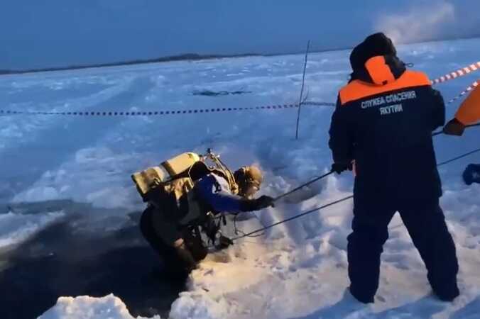 Трактор с людьми провалился под лёд на российской реке