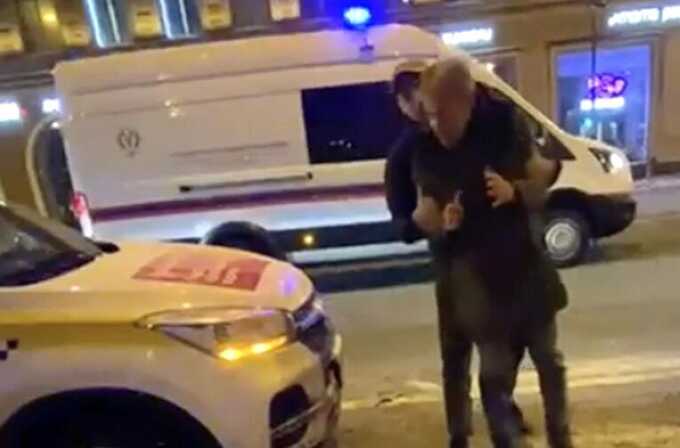Россиянам пришлось разнимать драку пассажира с таксистом