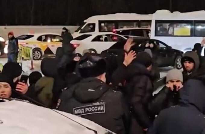 Установлена причастность 11 мигрантов к нападению на полицейских на «Садоводе»