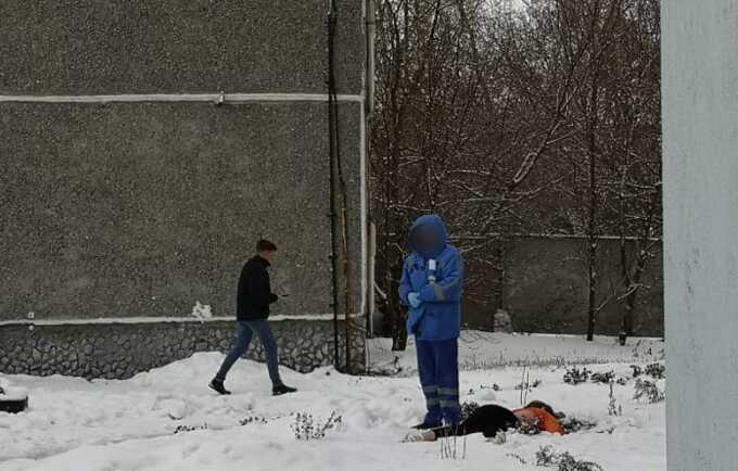 Под окнами многоэтажки в Екатеринбурге обнаружили труп полураздетой девушки