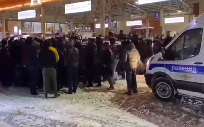 В добрый путь: Россию покинут 22 мигранта, которые устроили драку с полицией на рынке «Садовод»