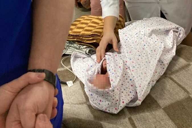 Новорожденную девочку нашли около подвала дома в российском городе