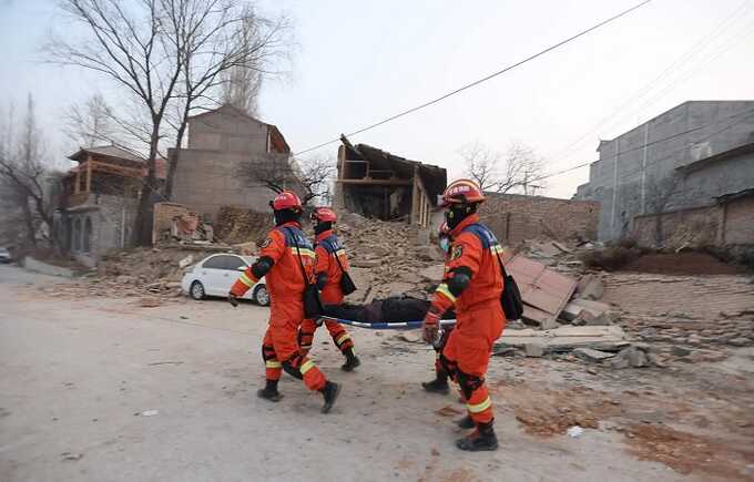 Как минимум 116 человек погибли в результате сильного землетрясения в Китае