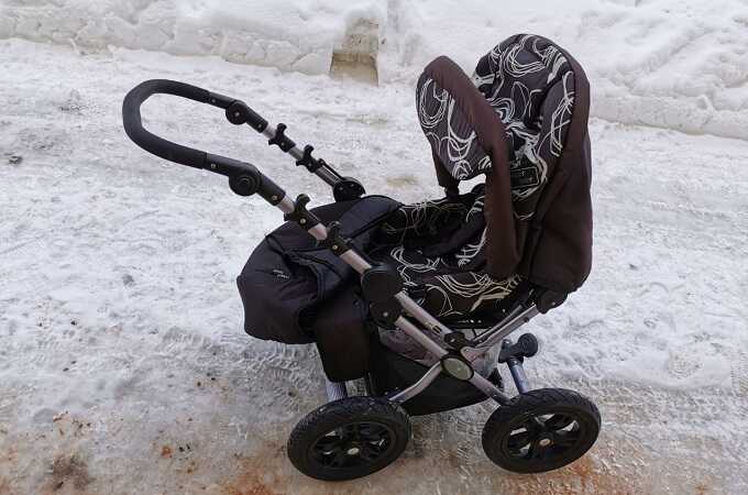 Глыба льда рухнула на коляску с ребёнком в Петербурге