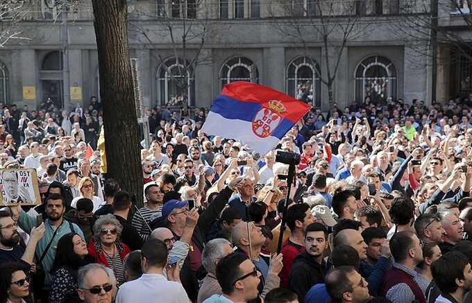 Оппозиция в Белграде вышла на протест против результатов выборов. Власти говорят о подготовке майдана