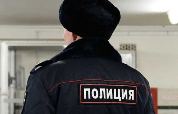 Полицейский хотел завладеть деньгами пьяной россиянки и попал под проверку