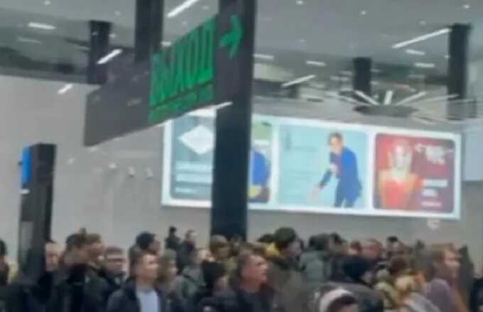 Сотни пассажиров оказались заблокированы в зале прилётов аэропорта Толмачёво