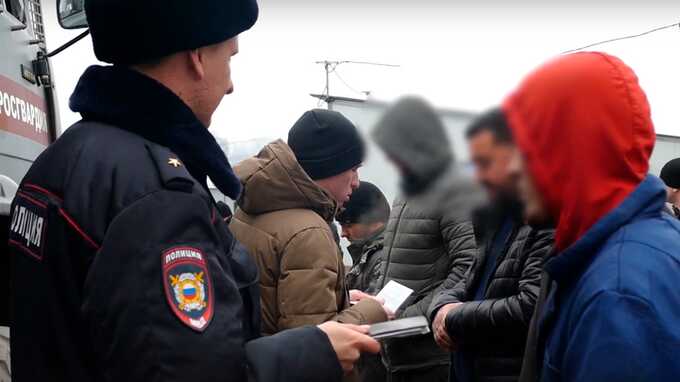 На челябинских новогодних базарах бывшим мигрантам вручили повестки в военкомат