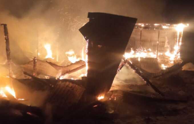 В Бурятии горела ферма: пламя охватило 600 «квадратов» и погубило 50 голов скота