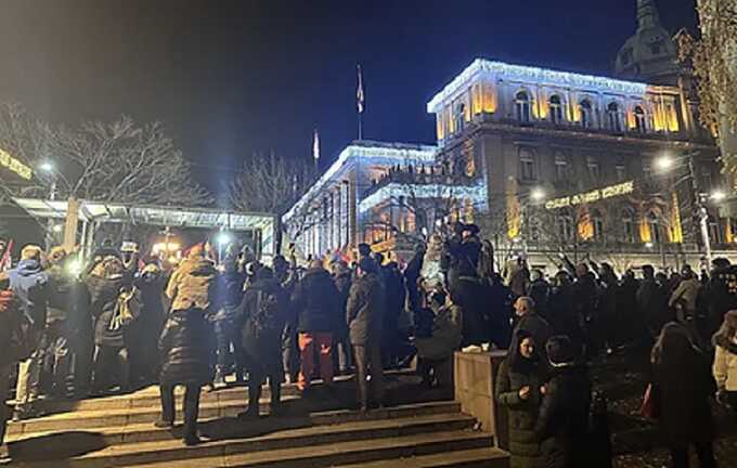 Протестующие перекрыли центр Белграда