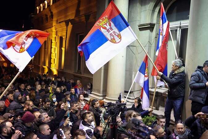 Протестующие штурмуют администрацию Белграда