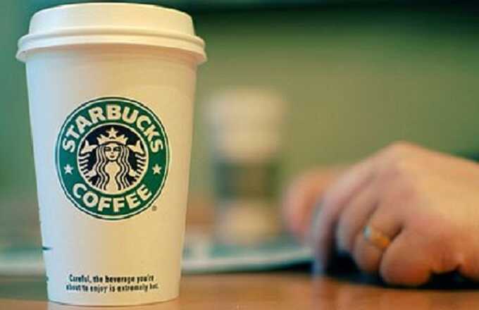 В Турции телеведущую уволили из-за стакана Starbucks
