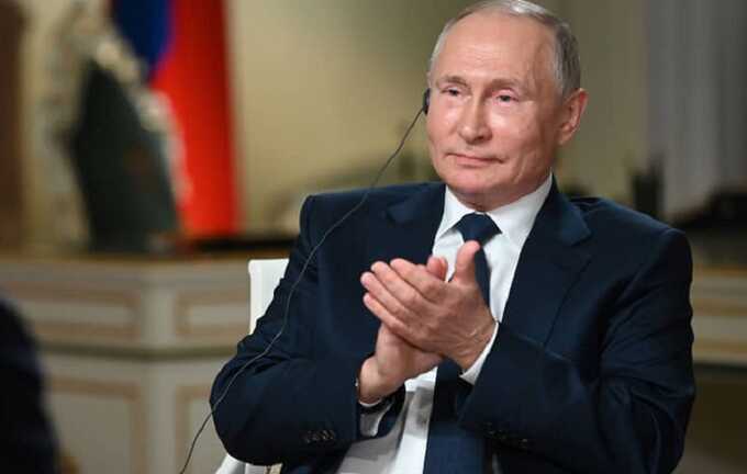 В России на электронном аукционе продали старую визитку Путина за 2 миллиона