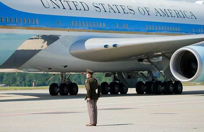 Охотники за летающими тарелками заметили НЛО рядом с лайнером президента США Байдена
