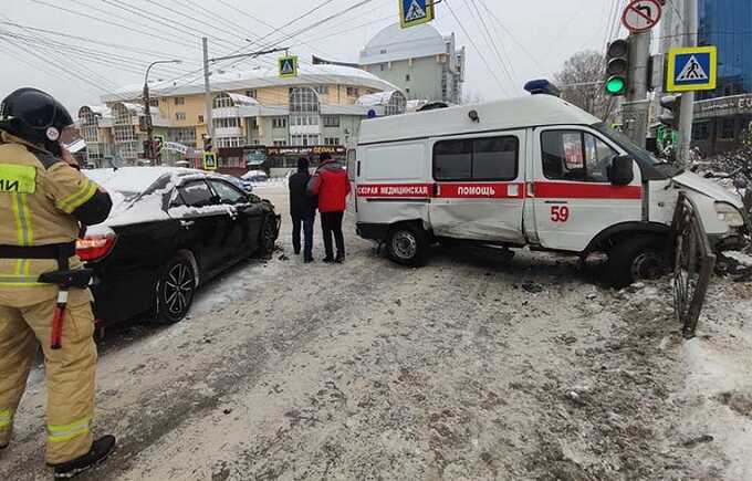 Скорая с несовершеннолетним пациентом попала в ДТП в Иркутске