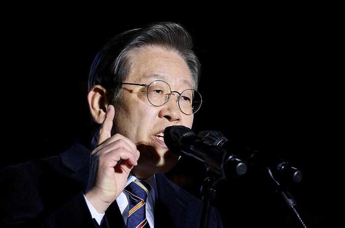 Экс-кандидата в президенты Южной Кореи ранили в шею ножом во время общения с прессой в Пусане