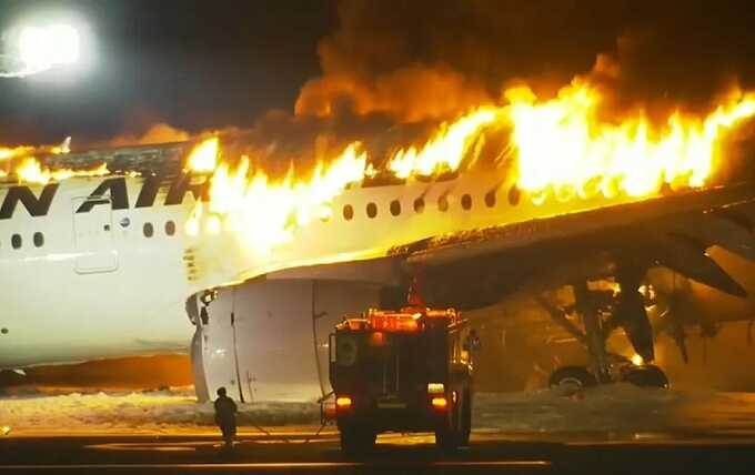 В Токио в аэропорту загорелся самолёт Japan Airlines