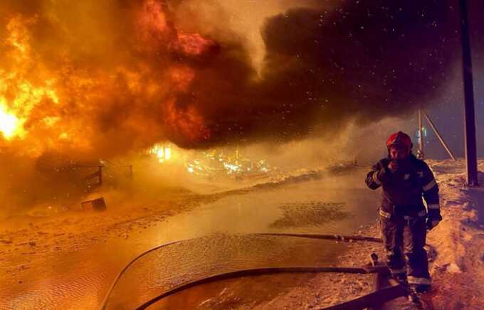 В ЯНАО 60 пожарных тушили загоревшийся дом
