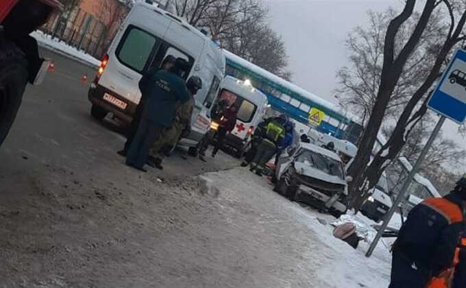 На Сахалине пьяный водитель протаранил остановку: пострадал десятилетний ребёнок