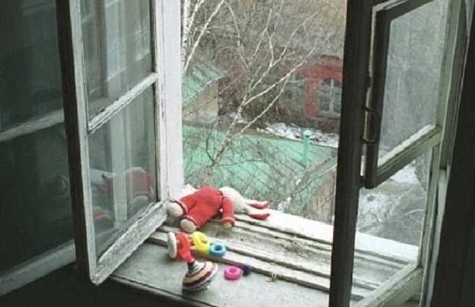 В Екатеринбурге пьяный отец выбросил годовалую дочь из окна на пятом этаже